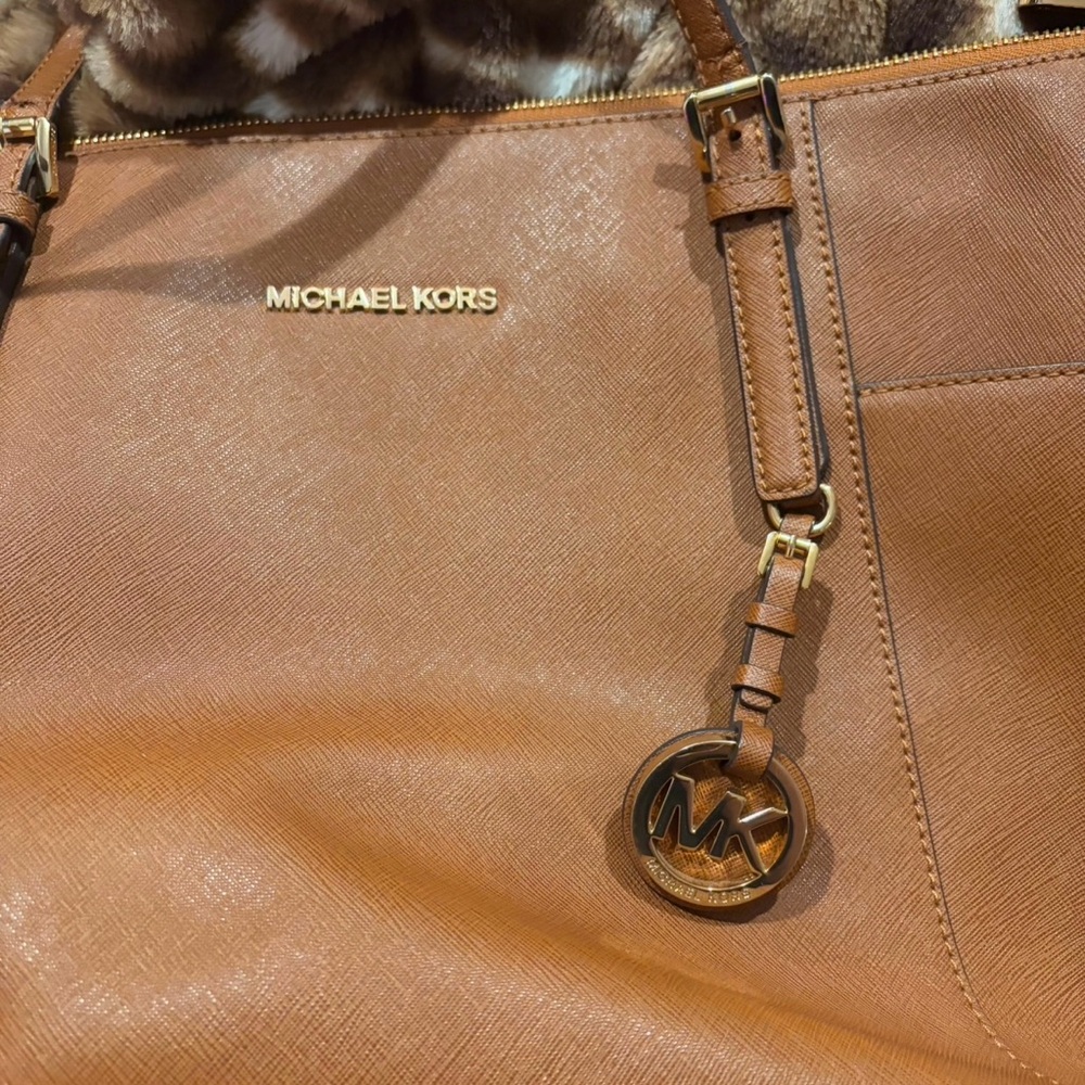 Michael Kors Jetset Saffiano Leather Tote Purse - Picture 12 of 12